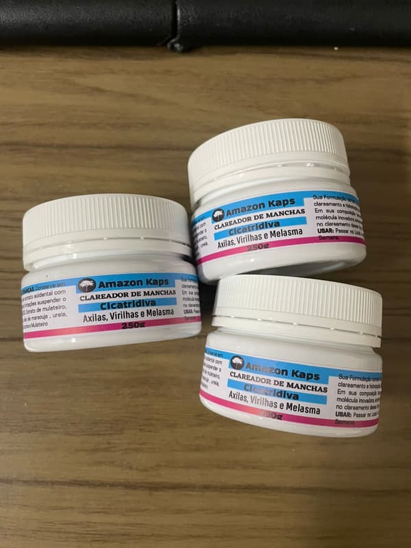 Três potes do esfoliante Amazolé